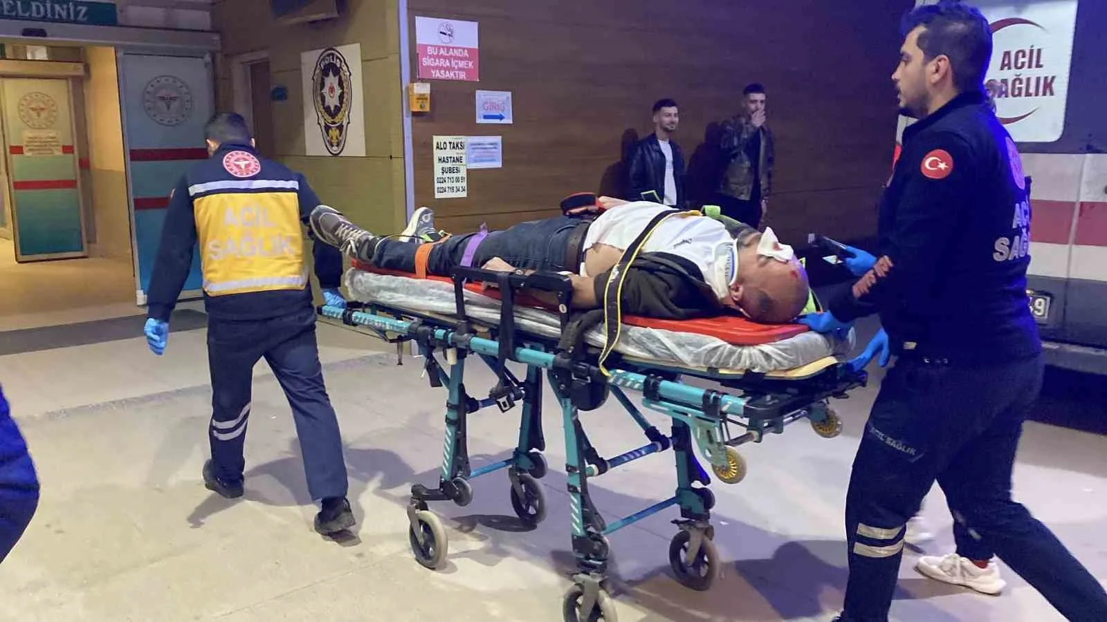 Kamyonun kasasından düşen işçi yaralandı