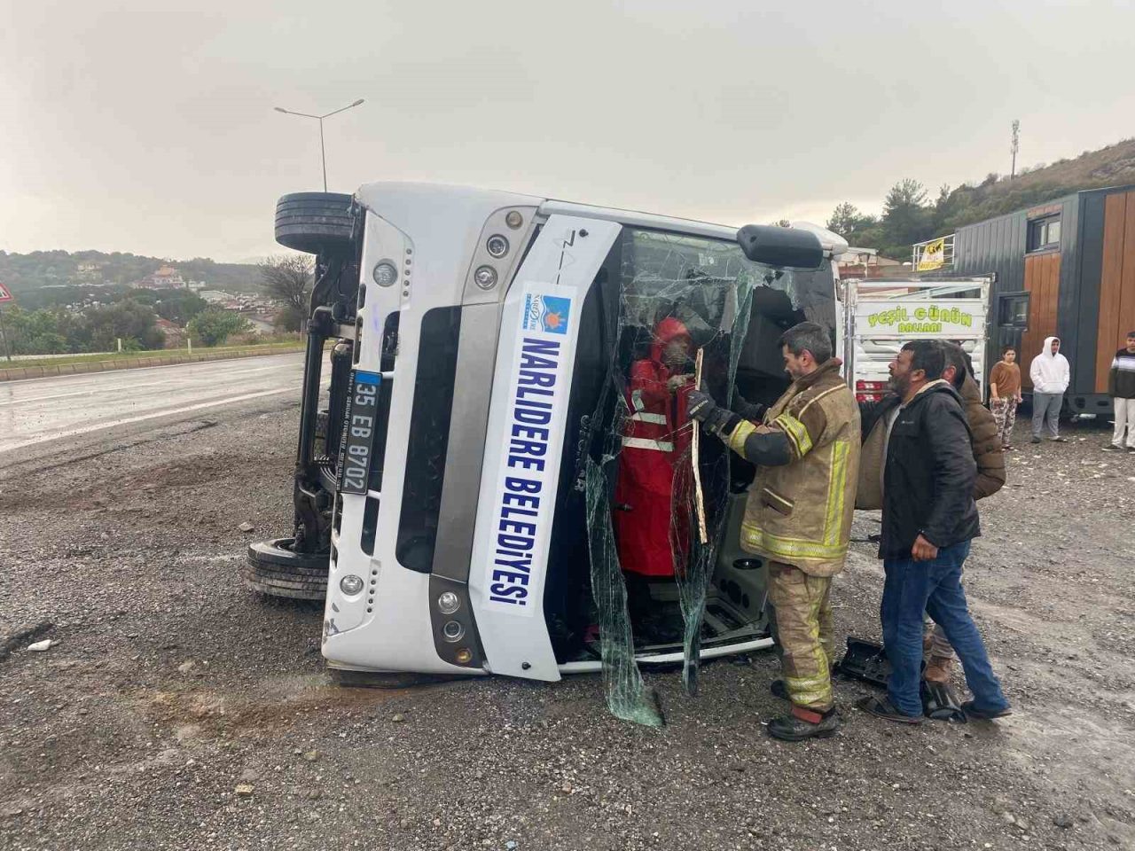 İzmir’de sporcuları taşıyan otobüs devrildi: 4 yaralı