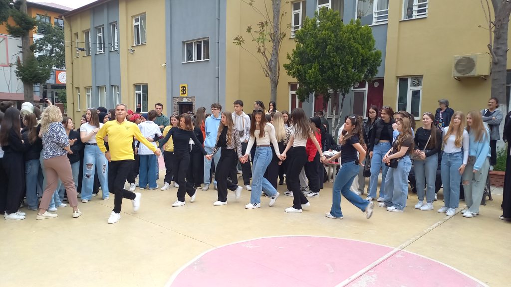 Edremit’te Kardeşlik Köprüsü! Bosnalı Gençler Türk Oyunlarıyla Tanıştı