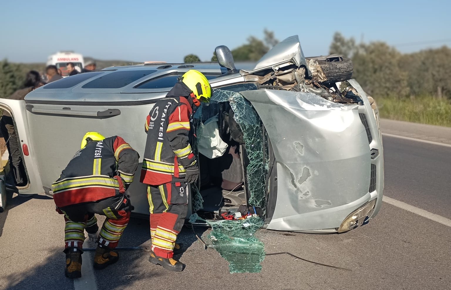 Burhaniye’de Trafik Kazası: Araçta Sıkışan Sürücüyü İtfaiye Kurtardı