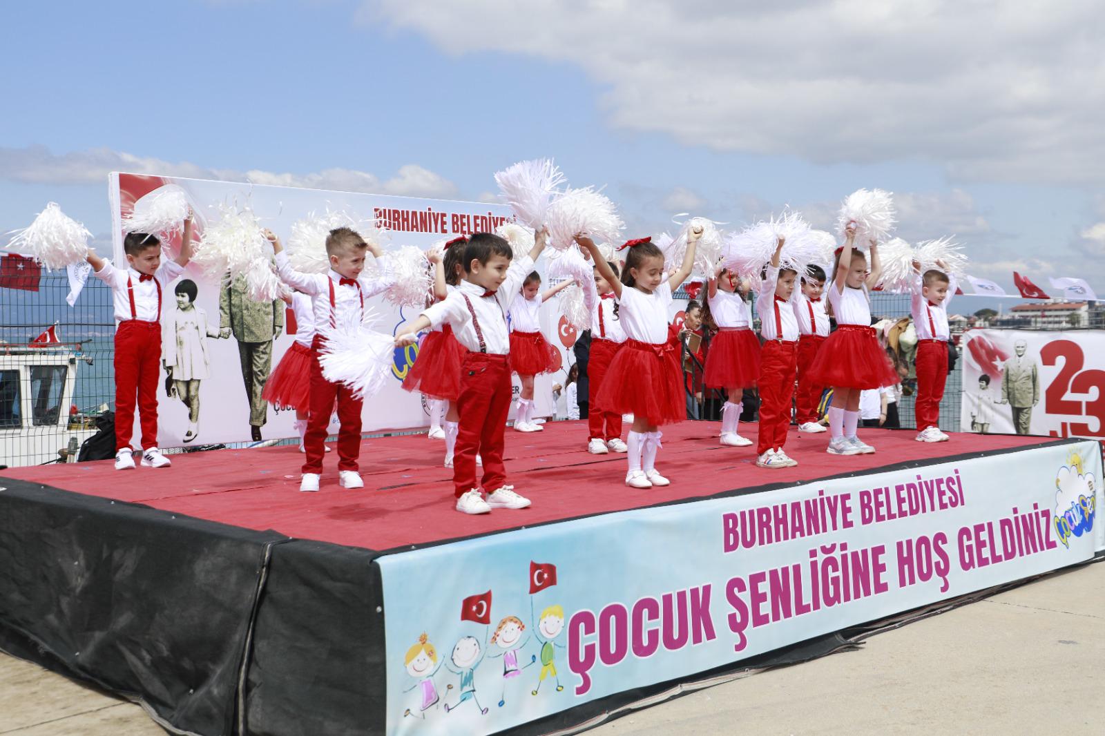 Burhaniye’de çocuklar bayramlarını gönüllerince yaşadı