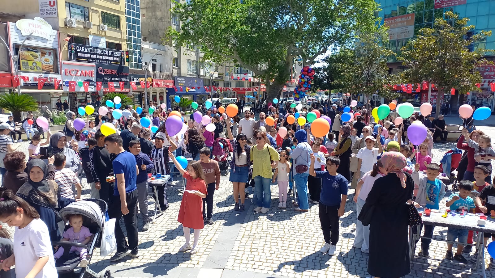 Edremit’te 23 Nisan sanatla renklendi: Minik eller iş başında!