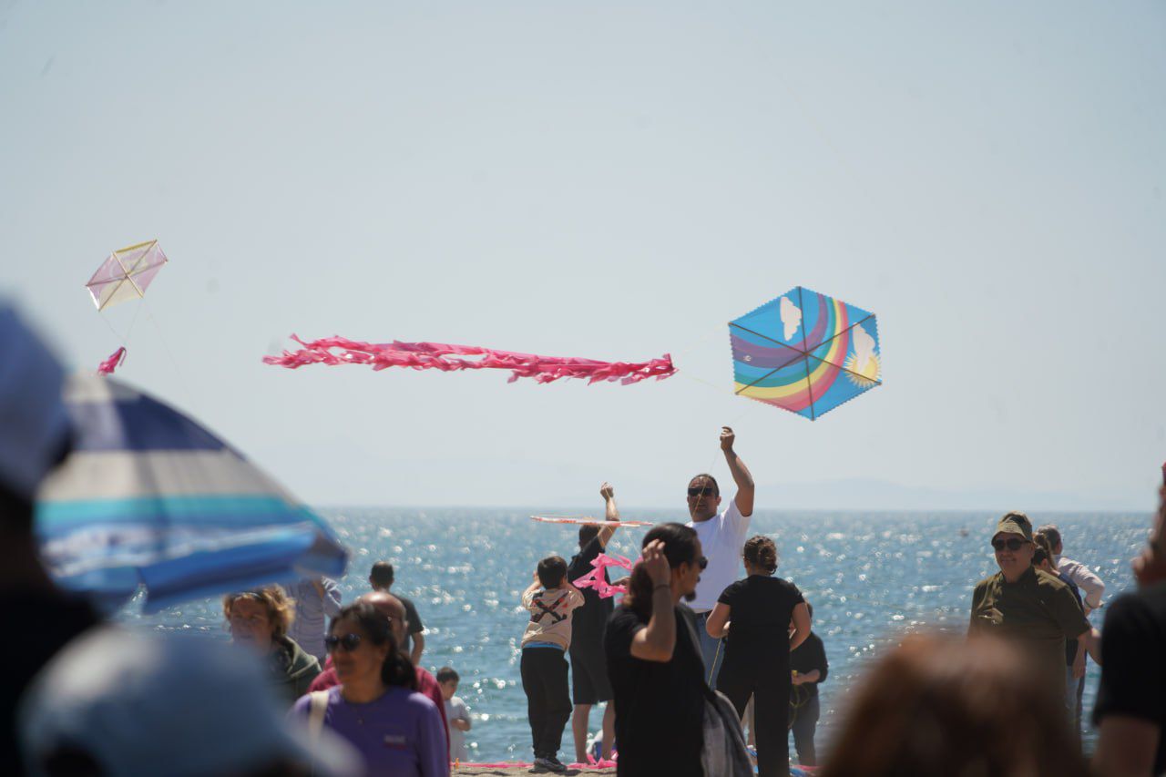 Edremit’te gökyüzü uçurtmalarla renklendi
