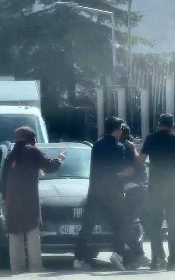 Ankara’da sürücüler arasındaki yol verme tartışması kamerada