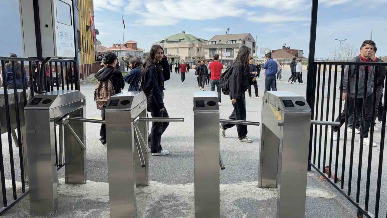 Arnavutköy’de lisede “üst düzey güvenlik” uygulaması: Velilere anlık fotoğraflı bildirim