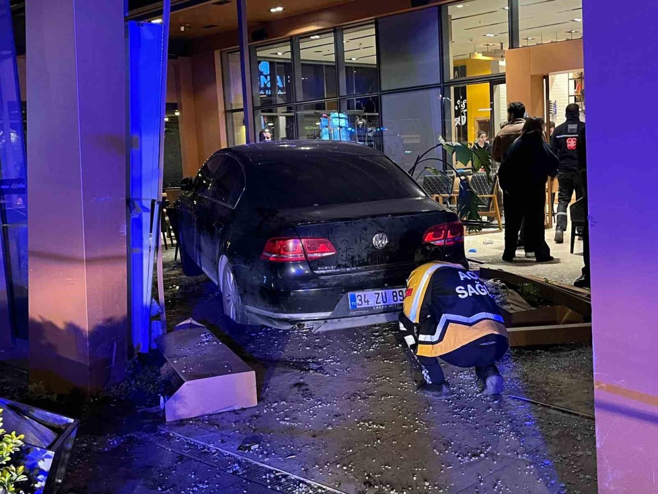 Bakırköy’de kontrolden çıkan araç kafeye daldı: 6 yaralı
