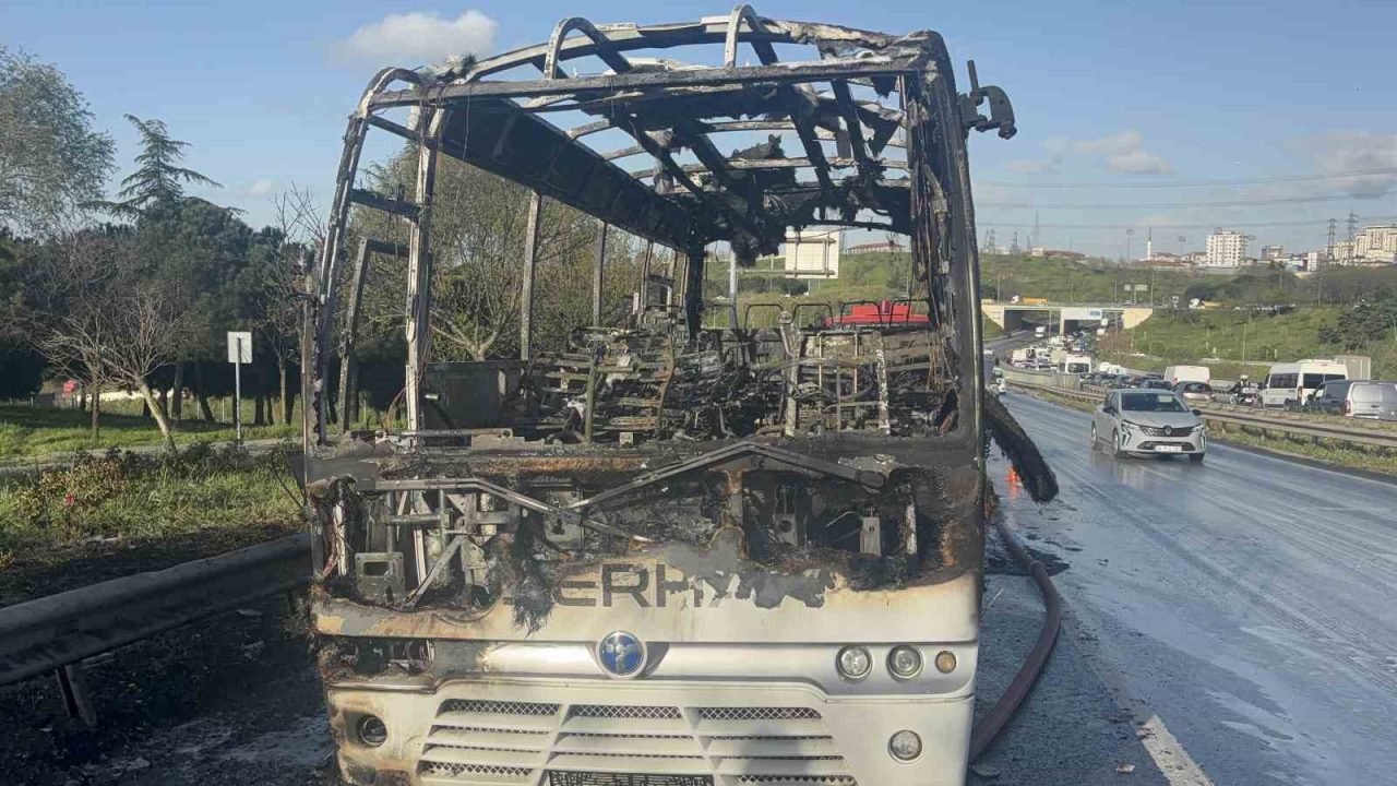 Bayrampaşa’da minibüs alevlere teslim oldu