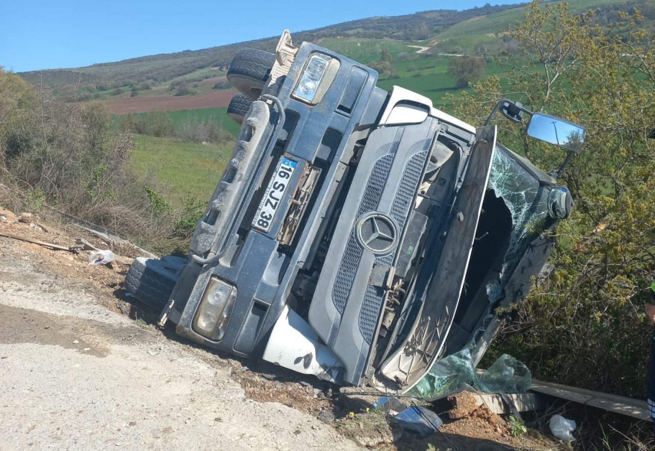 Beton mikseri şarampole yuvarlandı