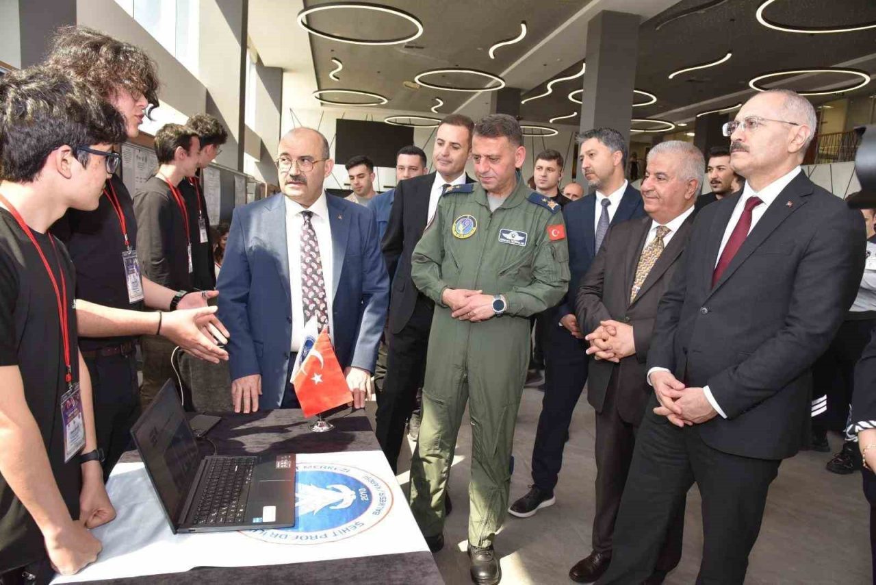 Bilimin kalbi Balıkesir’de attı: Bilim Fuarı yoğun katılımla açıldı