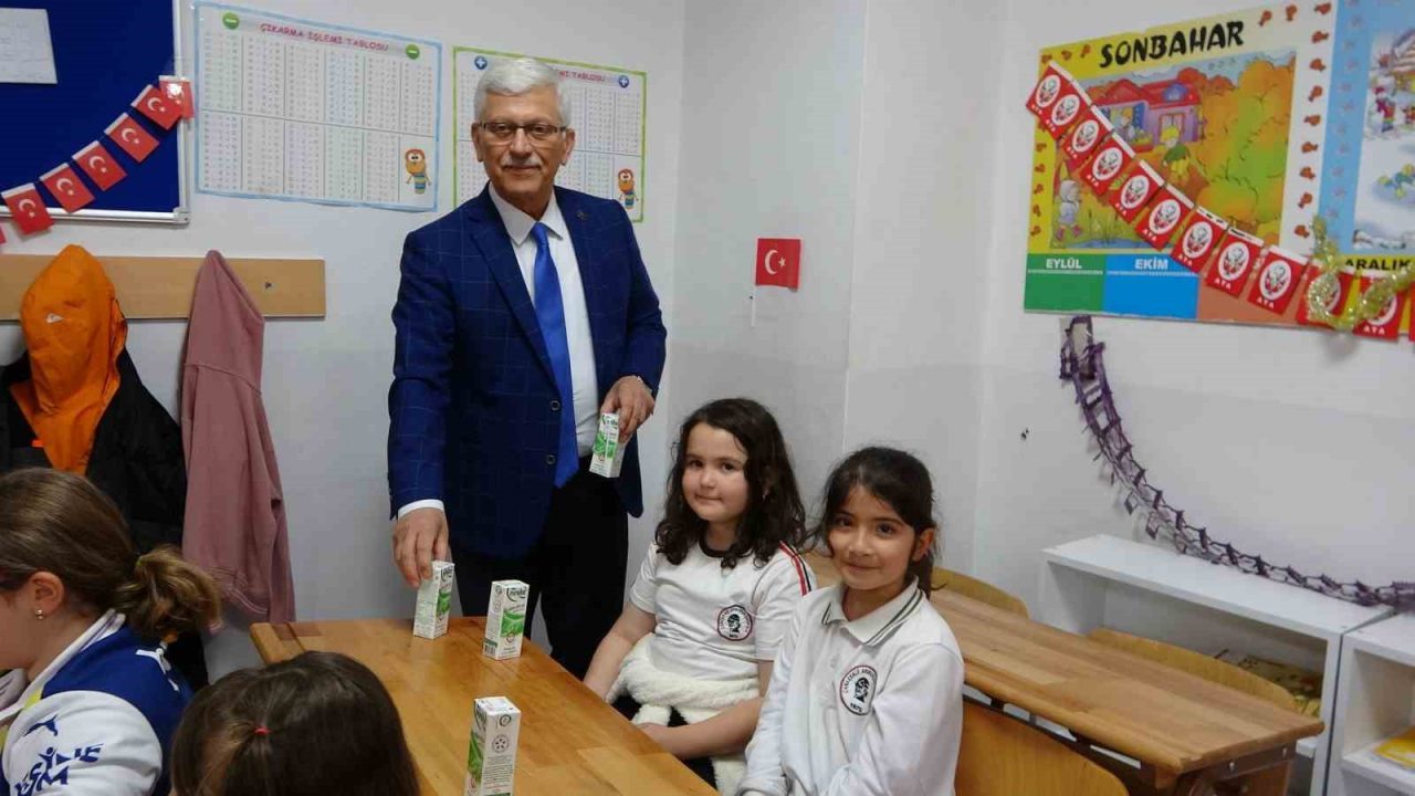 Çanakkale’de öğrencilere ücretsiz süt ikramı