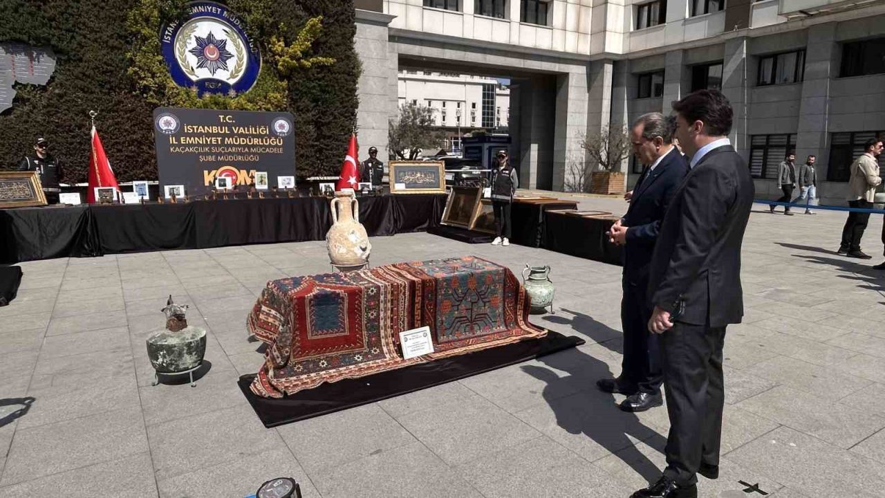 İstanbul’da tarihi eser operasyonu: Yesarizade Kazasker Mustafa İzzet Efendi’nin yaptığı tablo da ele geçirildi