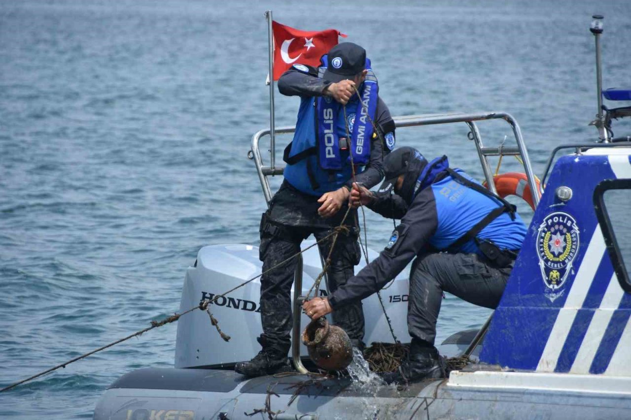 İzmir’de deniz ekosistemini tehdit eden kaçak ahtapot tuzakları imha edildi