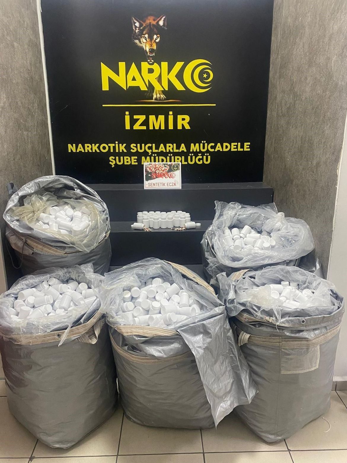 İzmir’de durdurulan araçtan 156 bin uyuşturucu hap çıktı