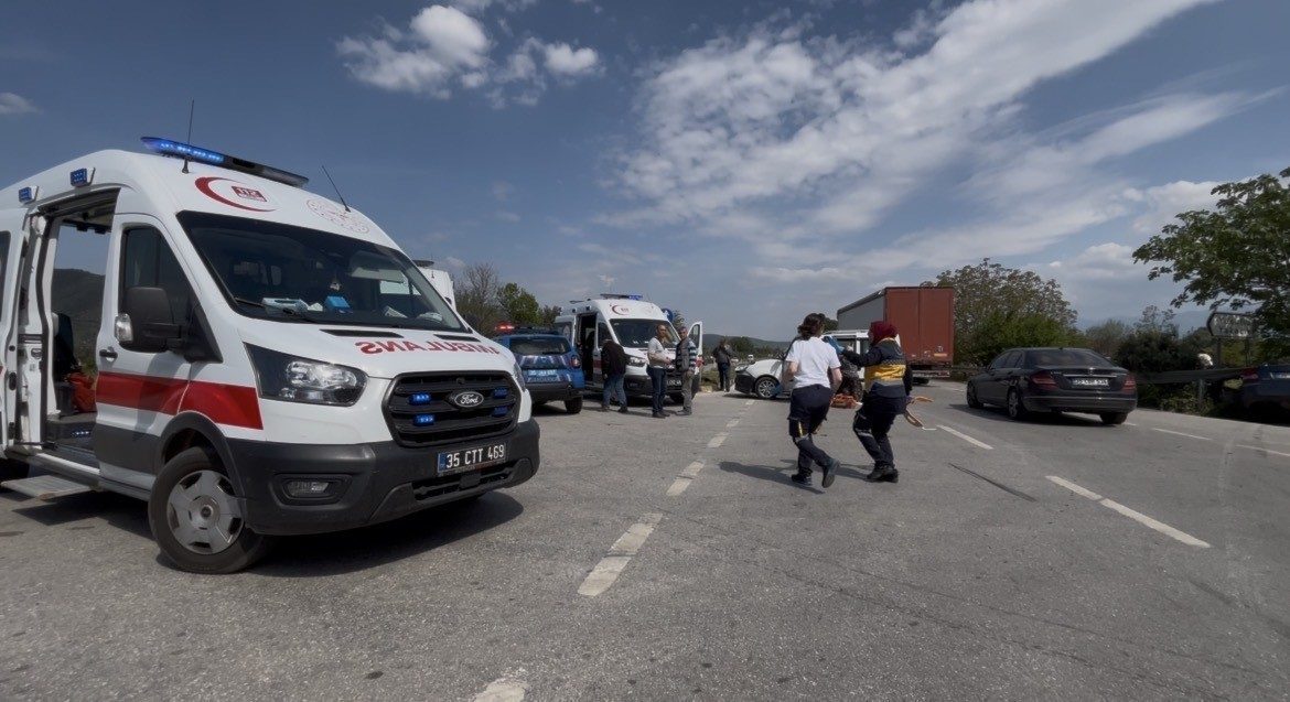 İzmir’de otomobil ile hafif ticari araç çarpıştı: 4’ü çocuk 7 yaralı