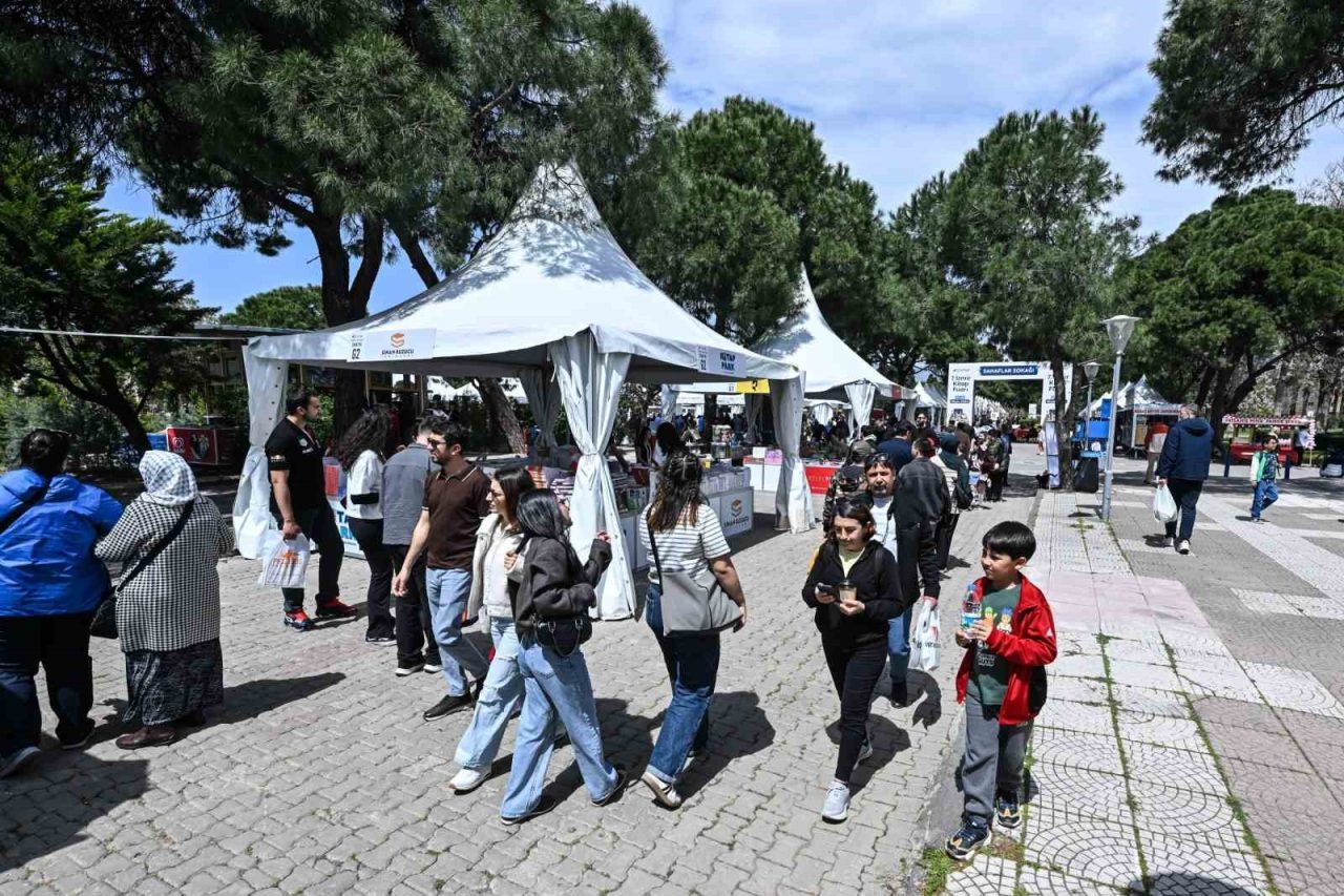 İzmirliler İZKİTAP’a akın etti
