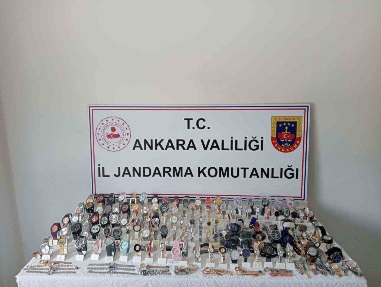 Kaçak saat operasyonunda 3,2 milyon liralık ürün ele geçirildi