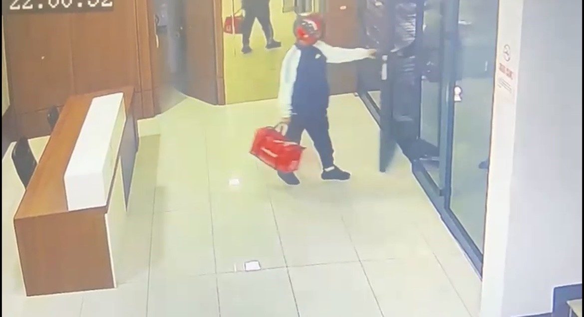 Kurye kılığıyla girdiler, silahla alıkoydular… Özel Harekat kapıları koçbaşıyla kırdı