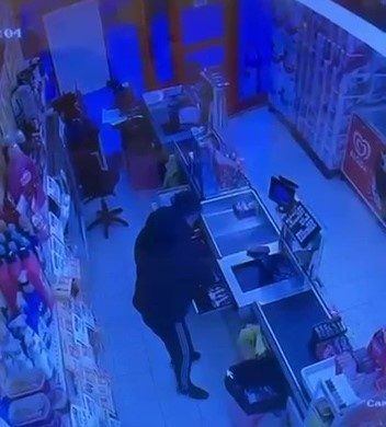 Marketten nakit para ve sigara çalan şüpheli kameralara yansıdı