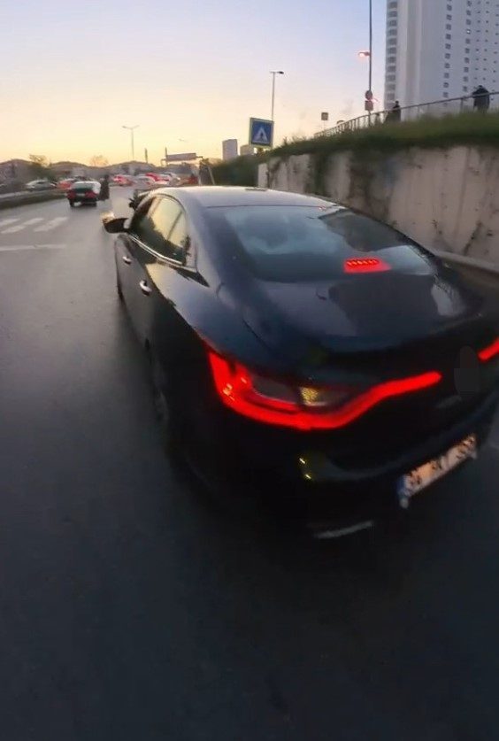 Pendik’te tehlikeli anlar: Yaya geçidinde yavaşlamayan sürücüye ceza yağdı