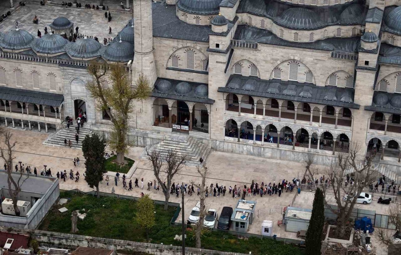 Restorasyonu tamamlanan Sultanahmet Camii’ne ziyaretçi akını