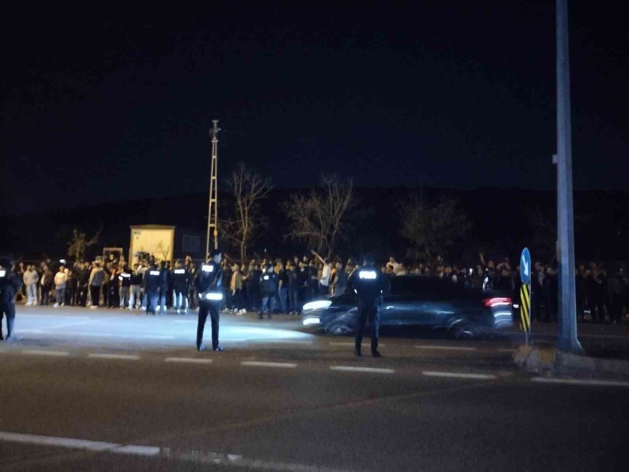 Samandıra’da Fenerbahçeli taraftarlar yönetim ve futbolculara tepki gösterdi