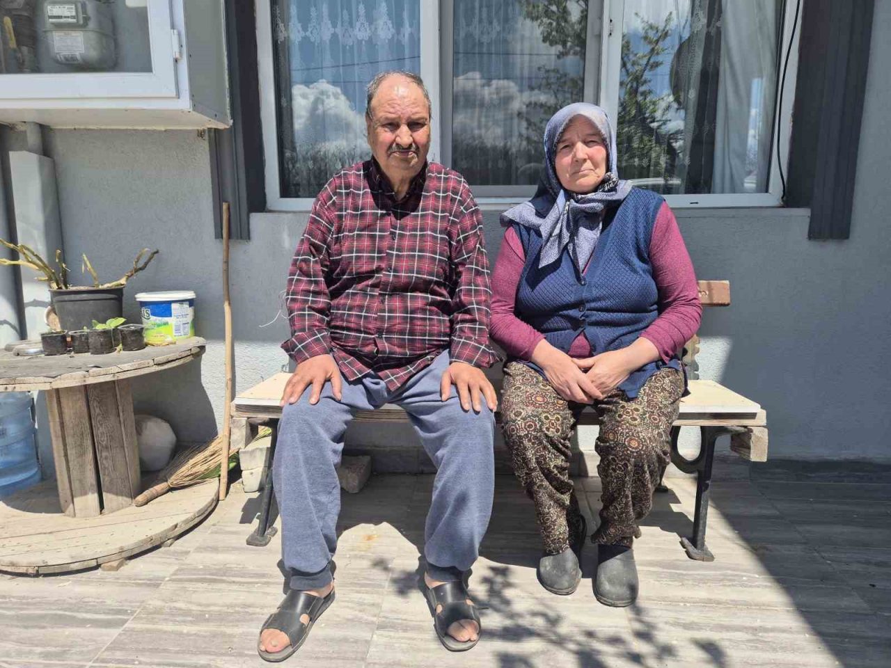 Silivri’de yaşlı çifti “tarlanızı alacağız” diyerek dolandırdılar