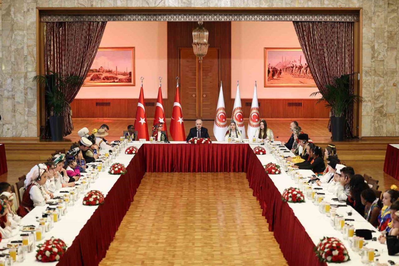 TBMM Başkanı Kurtulmuş 26 ülkeden gelen dünya çocuklarını TBMM Tören Salonu’nda kabul etti
