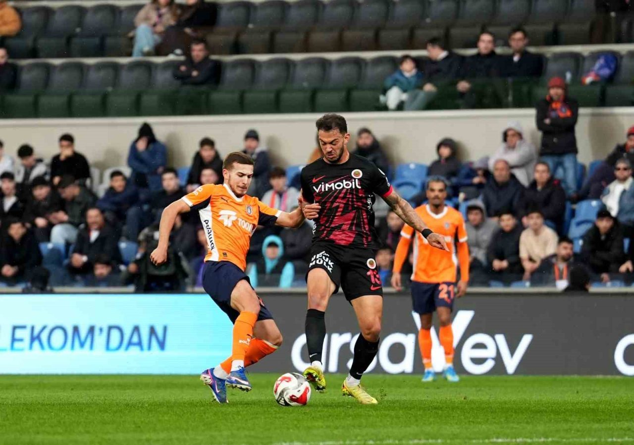 Trendyol Süper Lig: RAMS Başakşehir: 3 – Gençlerbirliği: 0 (İlk yarı)