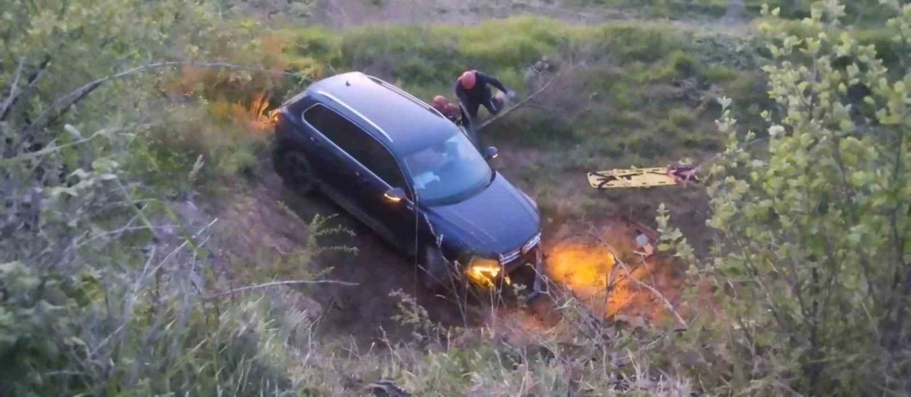 Yoldan çıkan otomobilin sürücüsü, tarlaya uçtu