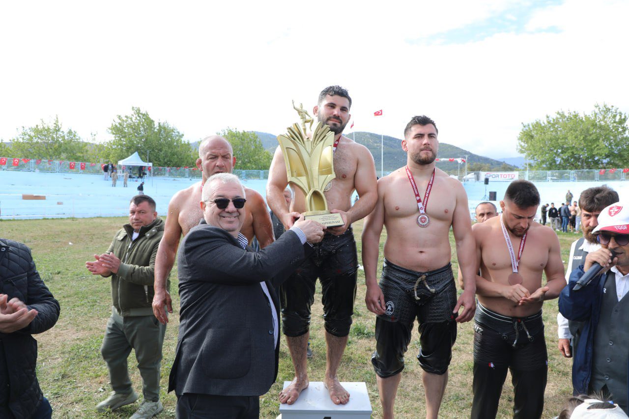 Şehit Hamdibey Yağlı Güreşleri’nde Başpehlivan Erkan Taş Oldu