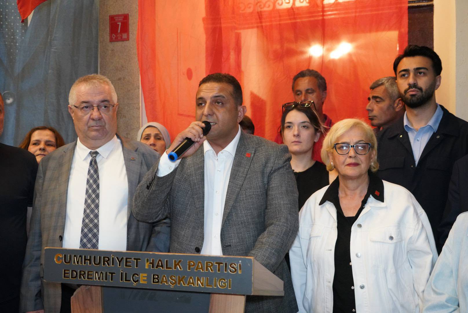 CHP Edremit’ten “mutlak butlan” tepkisi: “Özgür Özel’i destekleyeceğiz”