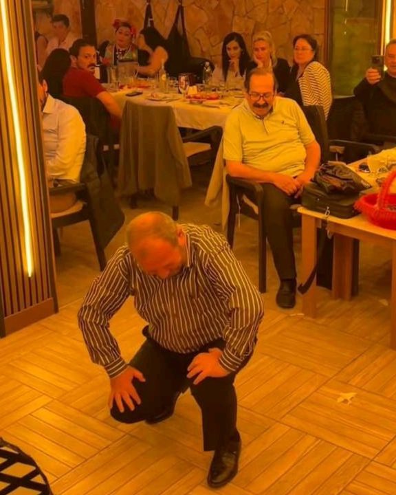 Eski başkan sahneye çıktı, “Güvende” oyunuyla izleyicileri büyüledi!
