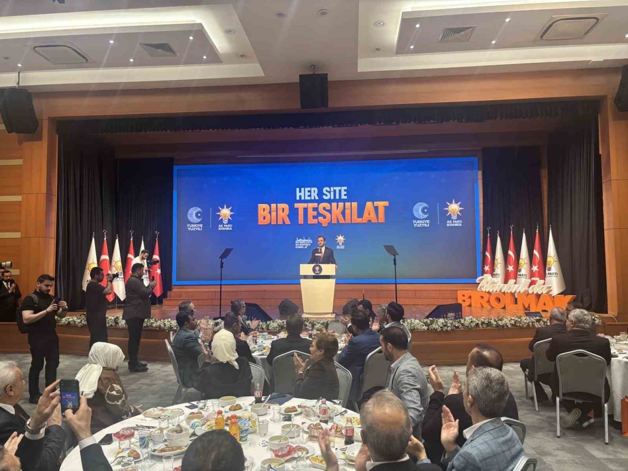 AK Parti, İstanbul’da yeni nesil teşkilat modeli ’Her Site Bir Teşkilat’nı tanıttı