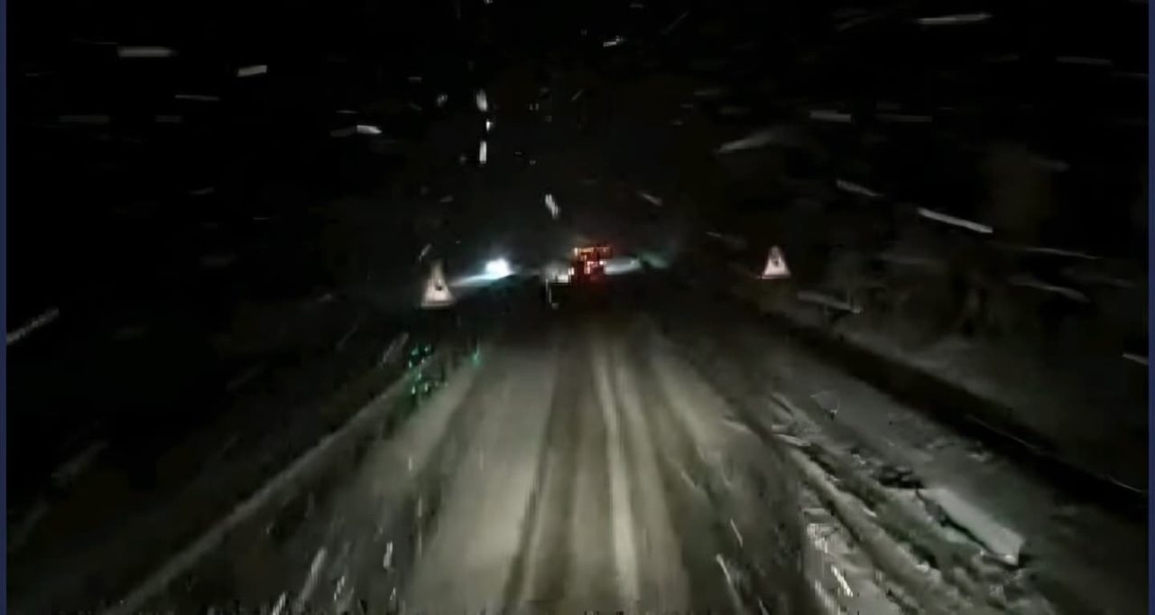 Ani kar yağışı nedeniyle bazı yollar ulaşıma kapatıldı