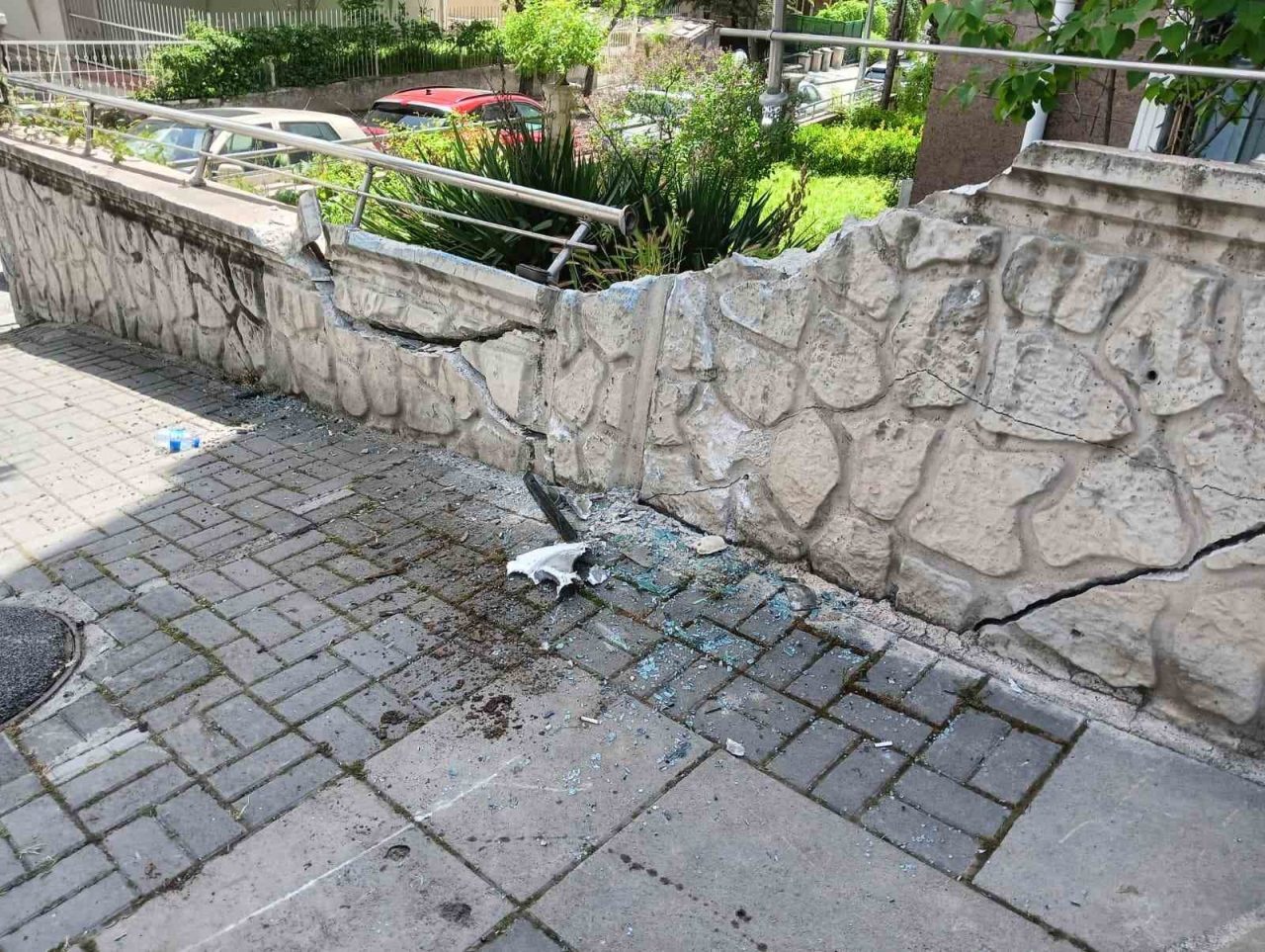 Ankara’da özel halk otobüsü apartmanın bahçe duvarına çarptı