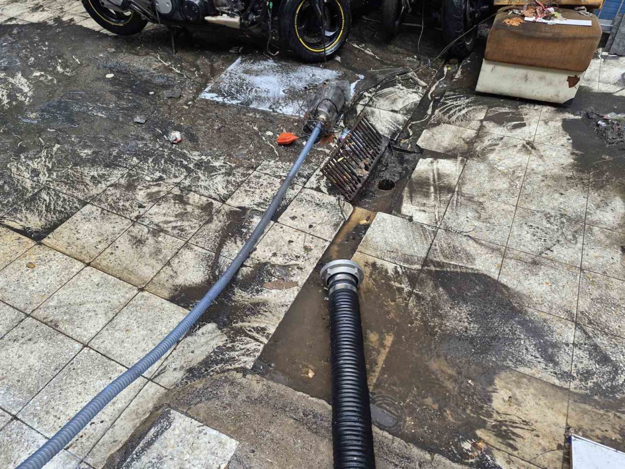 Ankara’da yoğun yağışın ardından dükkanları su bastı