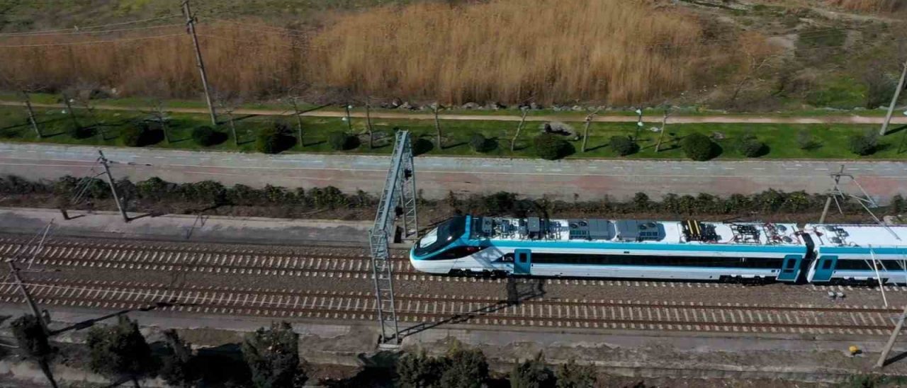 Bakan Uraloğlu: “Test süreçleri başarıyla devam eden Milli Elektrikli Hızlı Tren’imiz saatte 240 kilometre hıza ulaştı”