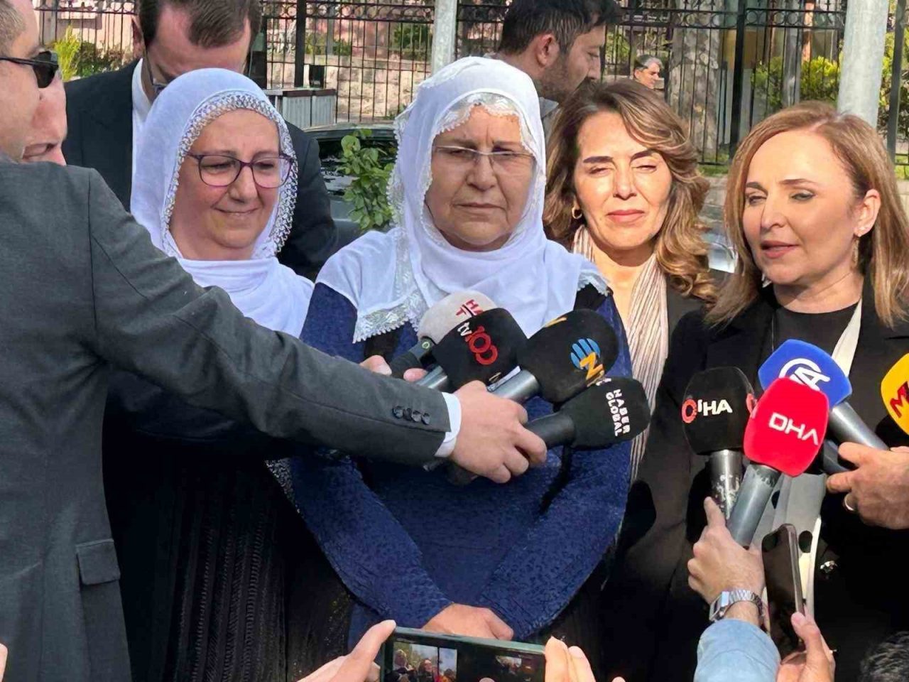 ‘Barış Anneleri’ heyeti Adalet Bakanlığına Öcalan’la görüşmek için dilekçe sundu