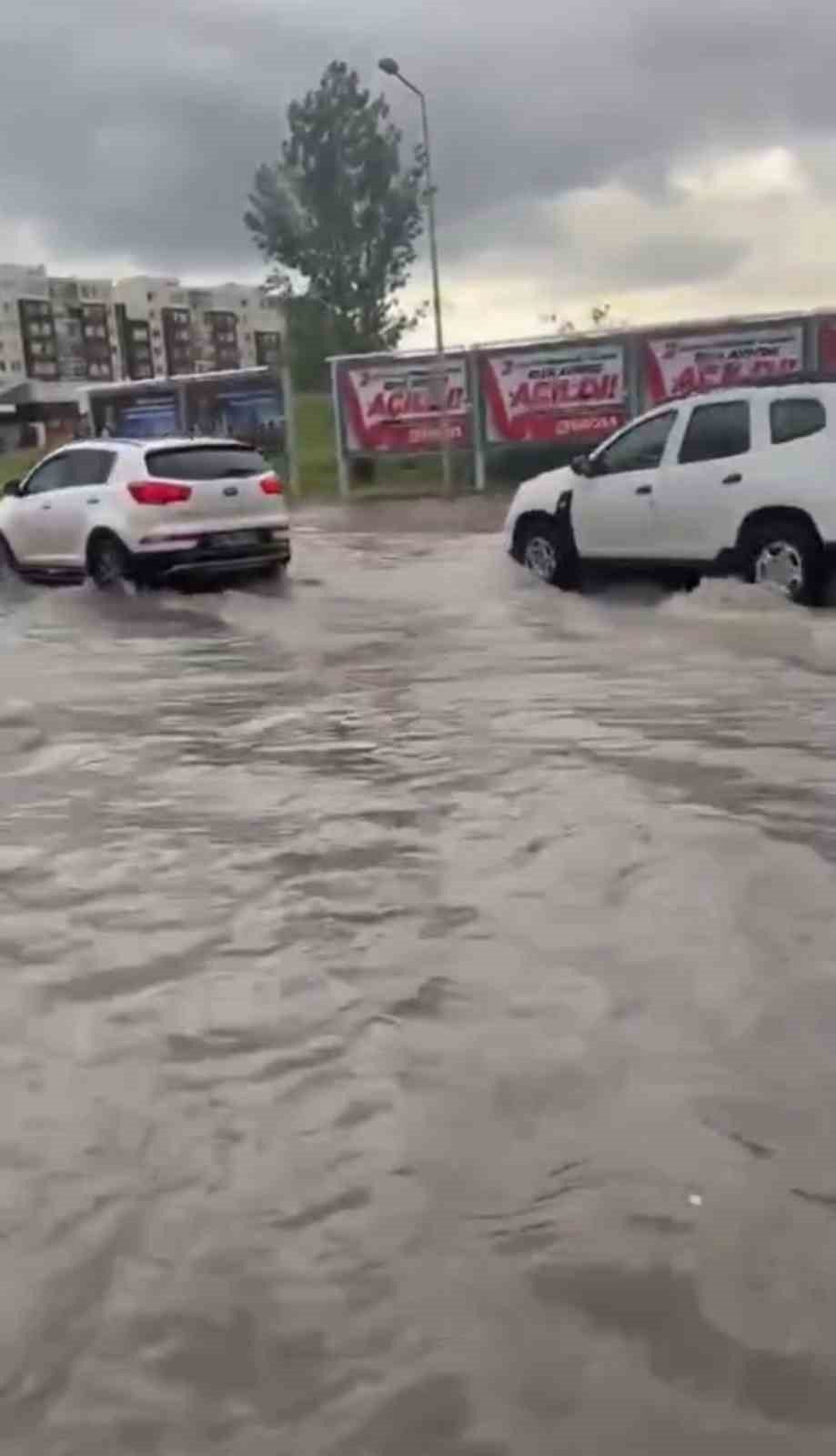 Başkentte sağanak etkili oldu, yollar göle döndü