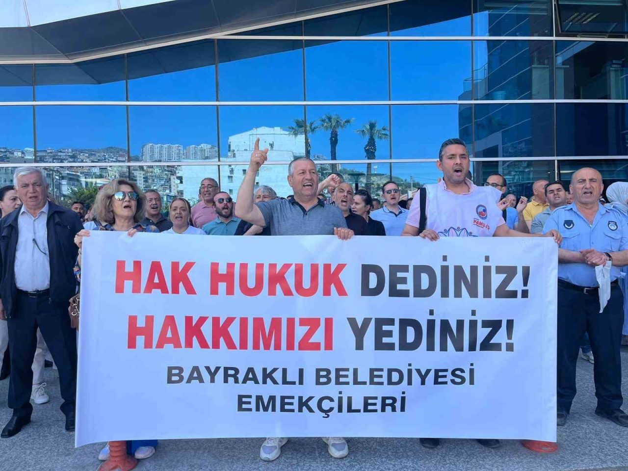 Bayraklı’da TİS haklarına ’tırpan’ isyanı: Memurlar Özgür Özel’in yolunu gözlüyor