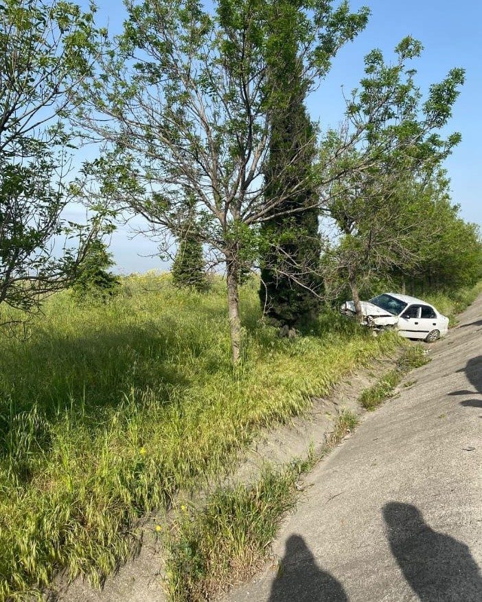 Bursa-Balıkesir kara yolunda tek araçlı kaza: 2 yaralı