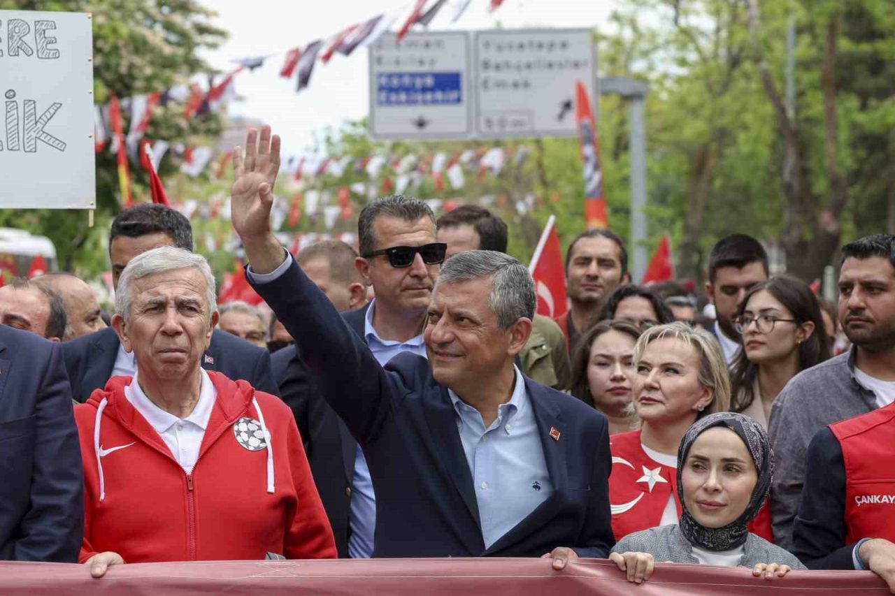 CHP Genel Başkanı Özel: “Gençler Cumhuriyet’e ve Cumhuriyet’in kazanımlarına sahip çıkmaya kararlı”