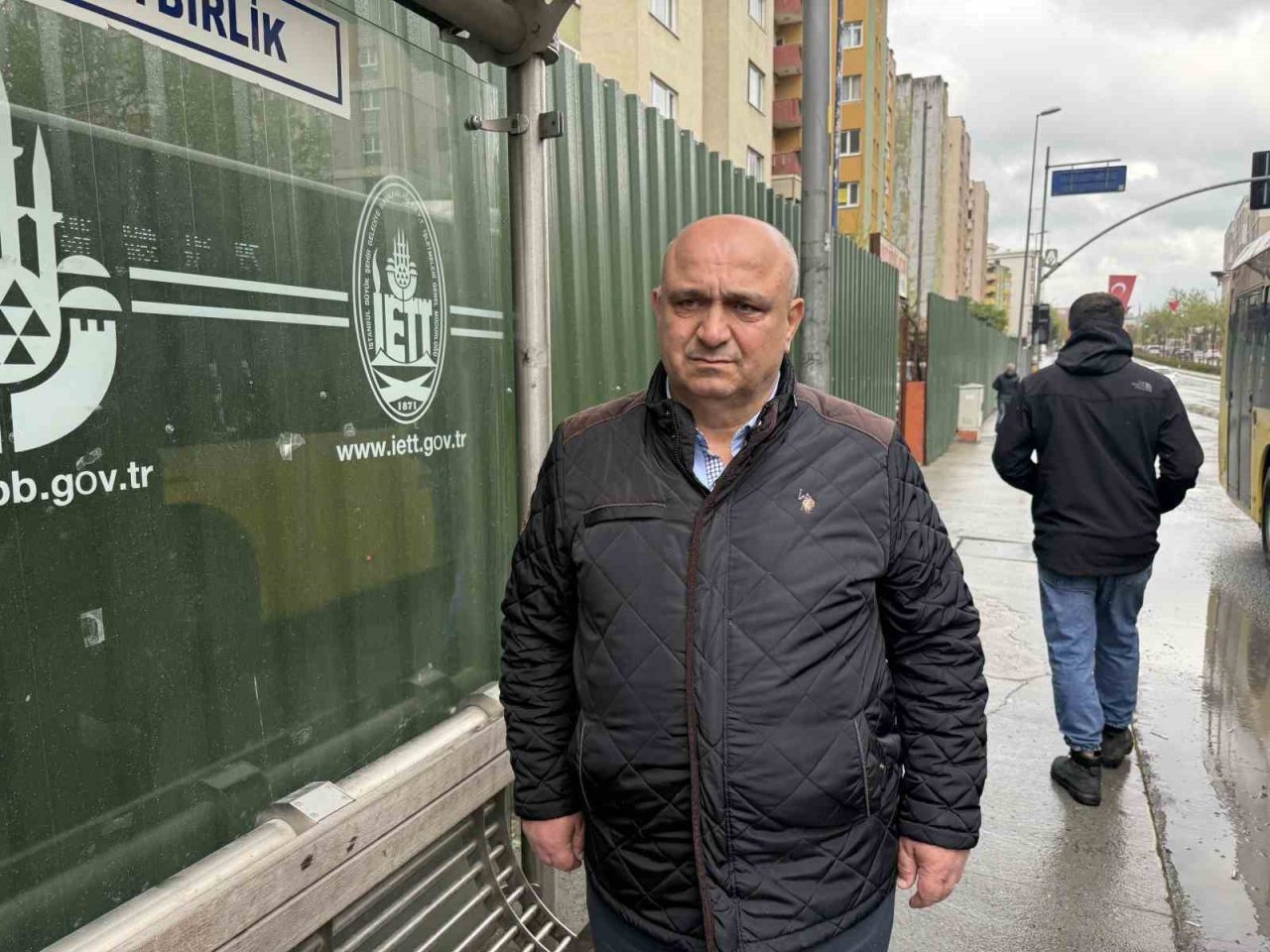 Durakta bekleyen genç mühendis kamyonun altında kalarak feci şekilde hayatını kaybetti