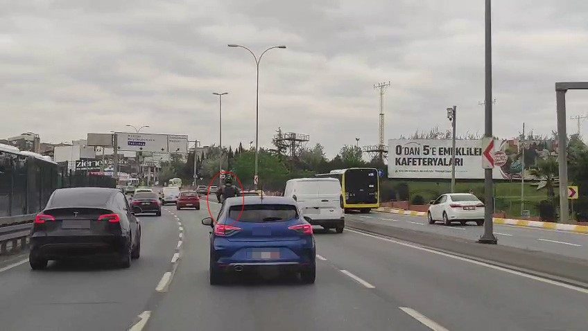 E-5’te trafiği hiçe sayan scooter sürücüsü kamerada: Trafiktekiler tepki gösterdi
