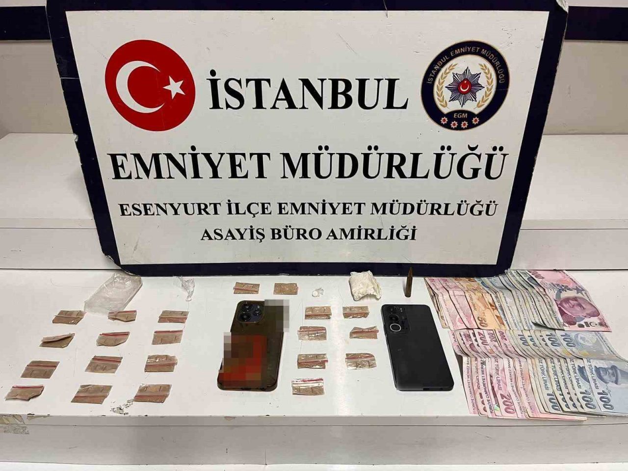 Esenyurt’ta, boş binada uyuşturucu ticareti yapan şahıslar yakalandı