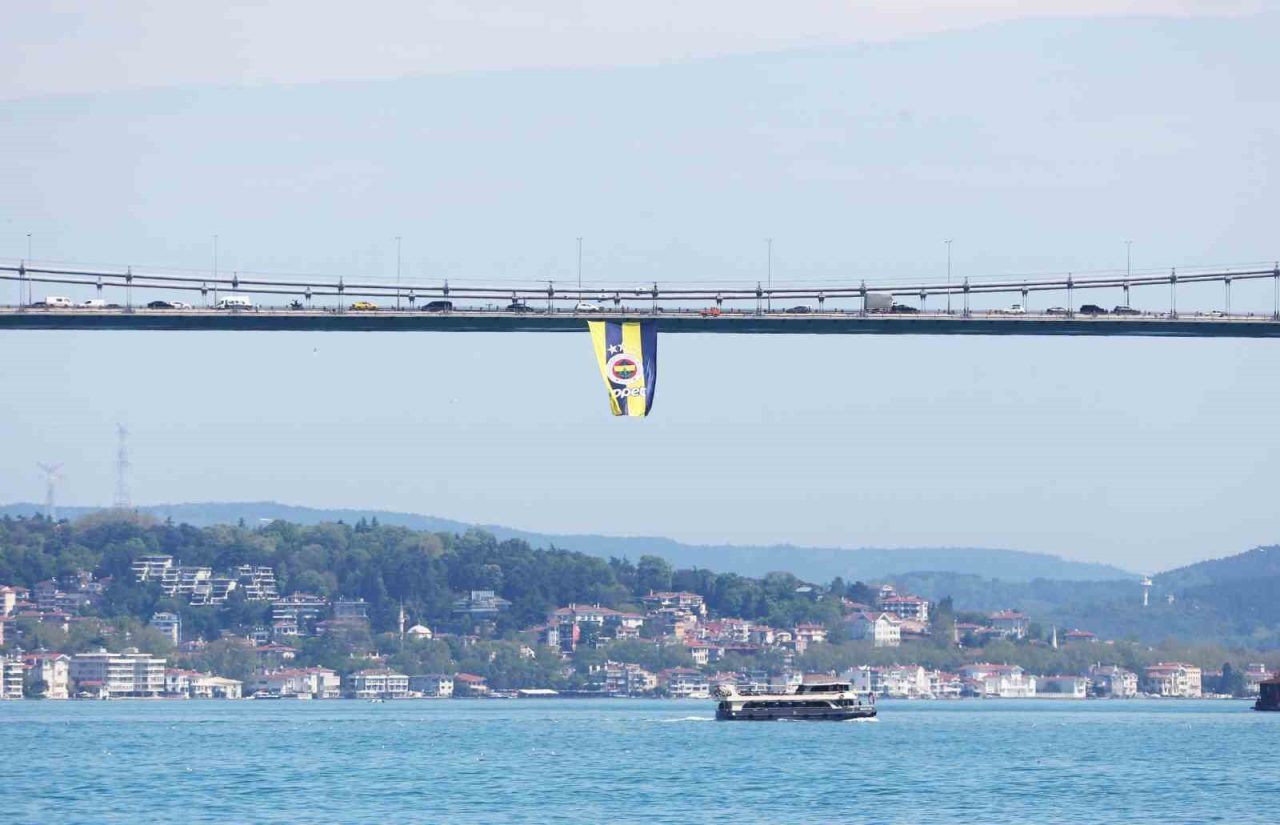 Euroleague şampiyonu olan Fenerbahçe’nin bayrakları köprülere asıldı