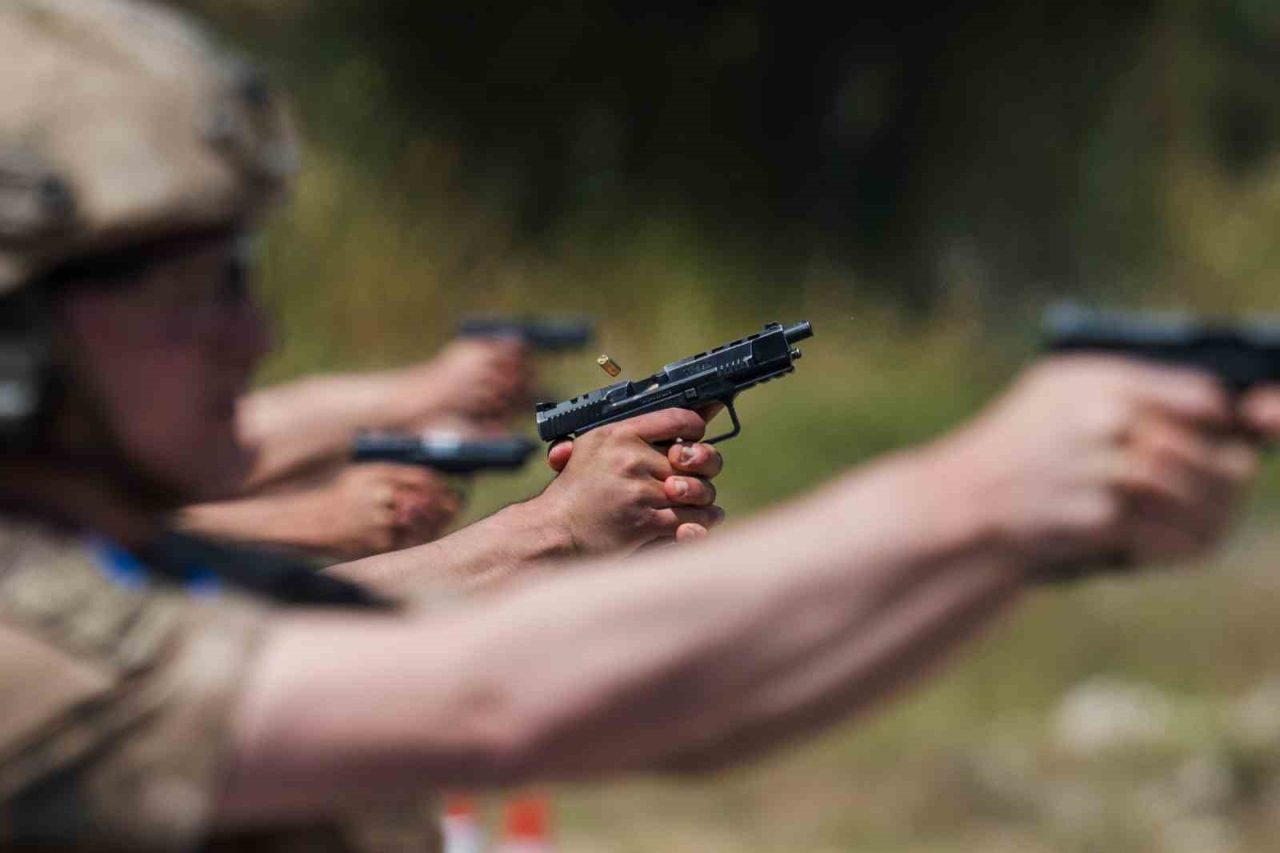 Foça’da nefes kesen final: Jandarmanın şampiyon nişancıları kozlarını paylaştı