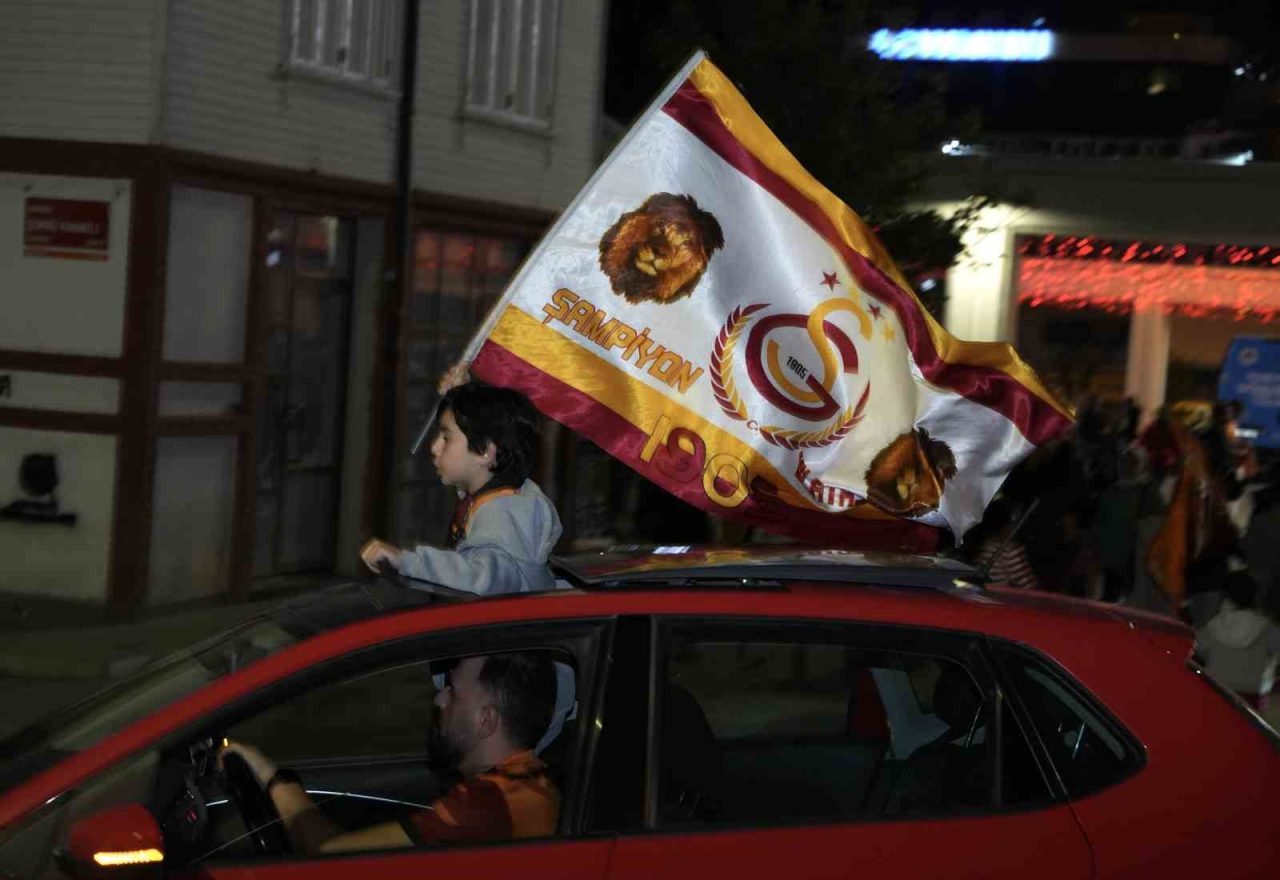 Galatasaray taraftarı şampiyonluğu sokaklarda kutladı