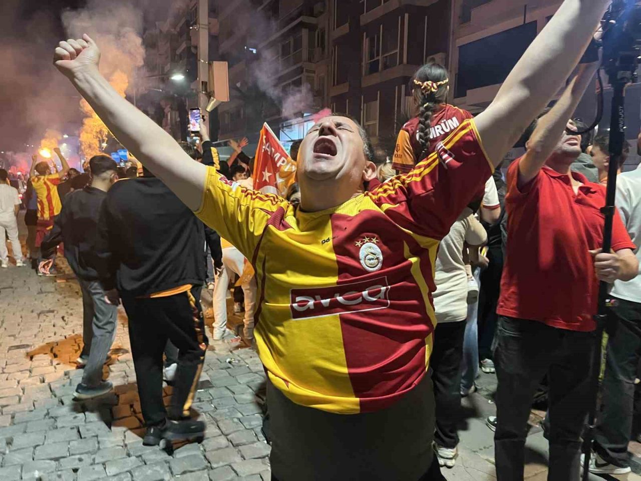 Galatasaray’ın şampiyonluğu İzmir’de coşkuyla kutlandı