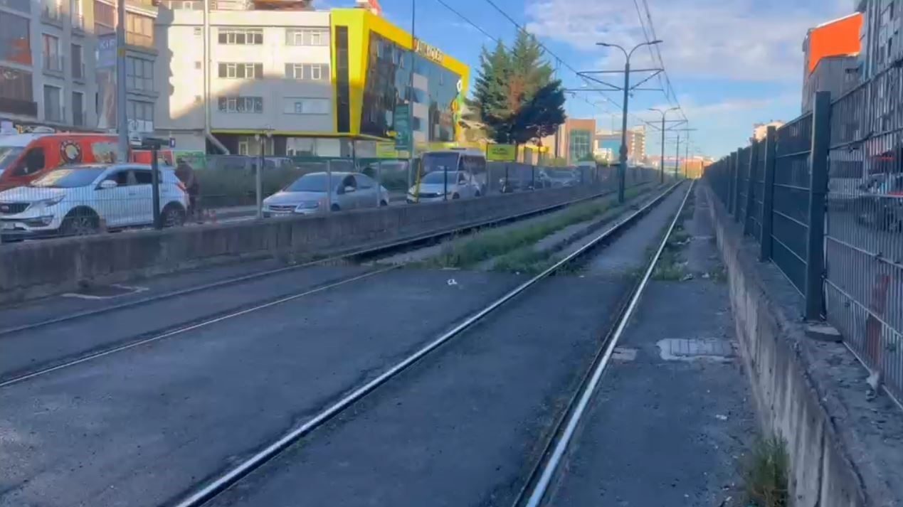 Gaziosmanpaşa’da tramvay ile motosiklet çarpıştı: 1 ağır yaralı